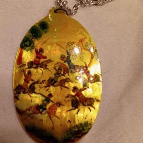 ALUMINUM CHAIN W/LARGE SHELL PENDANT HAND PAINTED OF PEOPLE PLAYING POLO 30'S-40 - Picture 4 of 5